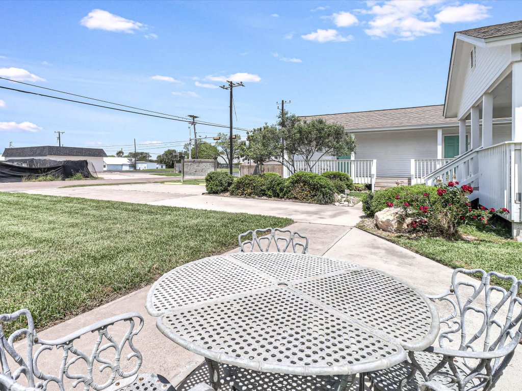 Coast Oaks Cottage 6 Vacation Rental in Rockport - RedAwning
