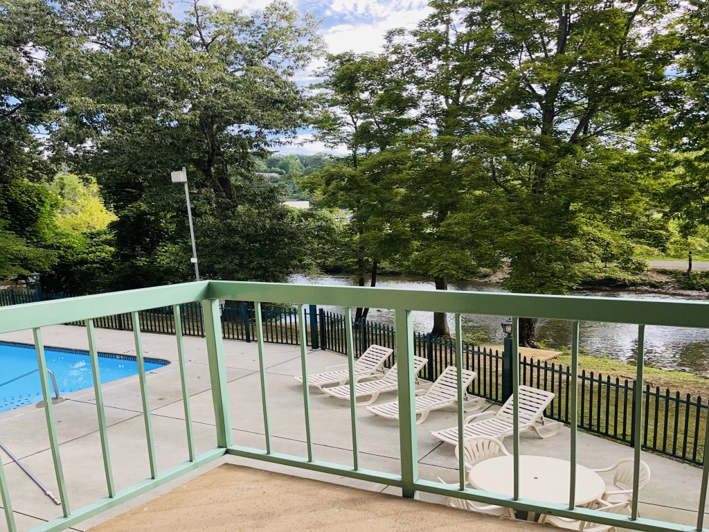 204 2-Bedroom Vacation Rental in Pigeon Forge - RedAwning
