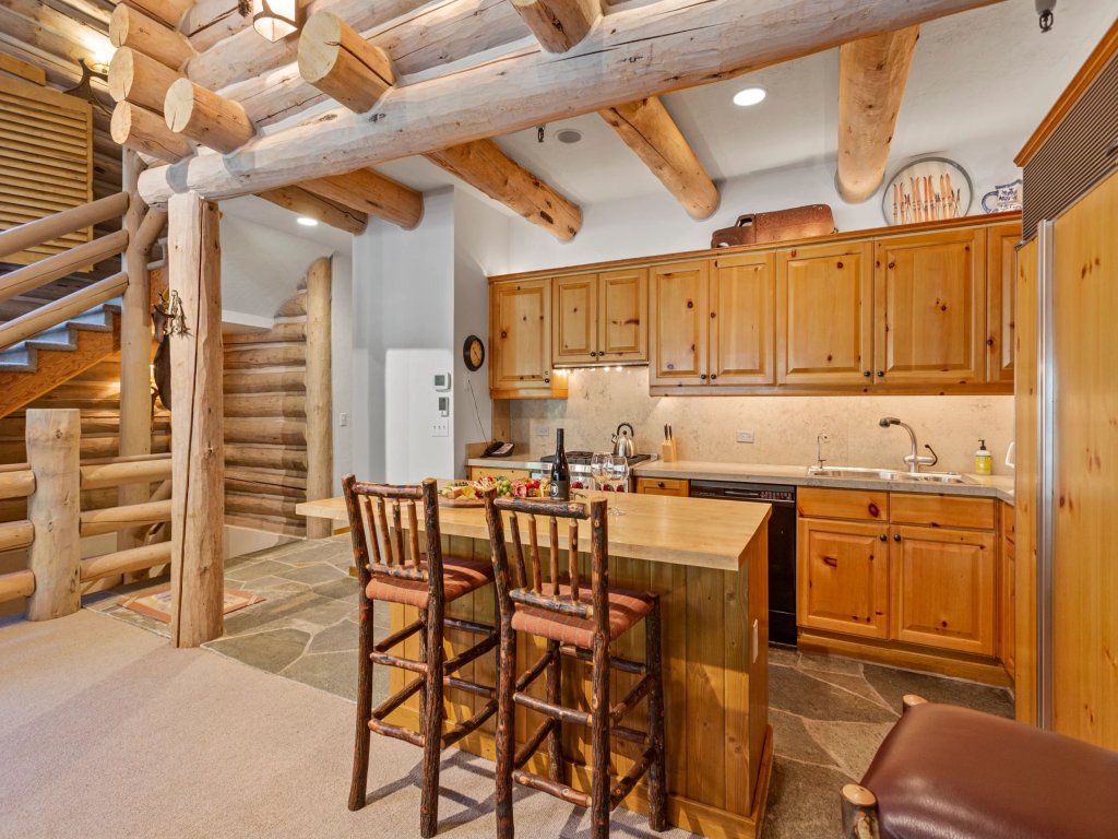 Pine Inn at Trail's End Lodge - Three Bedroom Residence with Spa #2 Vacation Rental in Park City - RedAwning
