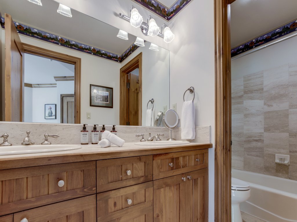 Spacious studio condo with lift view at Elkhorn Lodge Vacation Rental in Beaver Creek - RedAwning