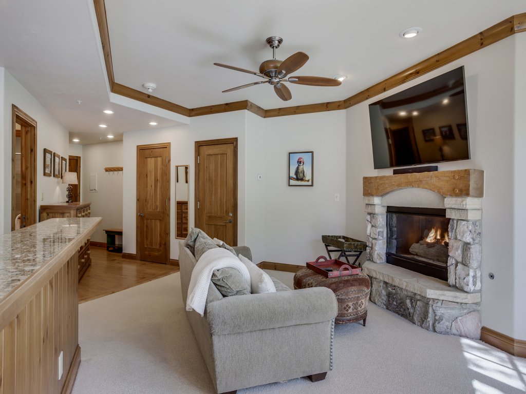 Spacious studio condo with lift view at Elkhorn Lodge Vacation Rental in Beaver Creek - RedAwning