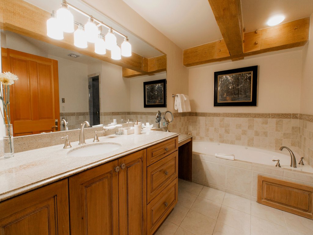 Luxury Four Bedroom Townhouse Vacation Rental in Park City - RedAwning