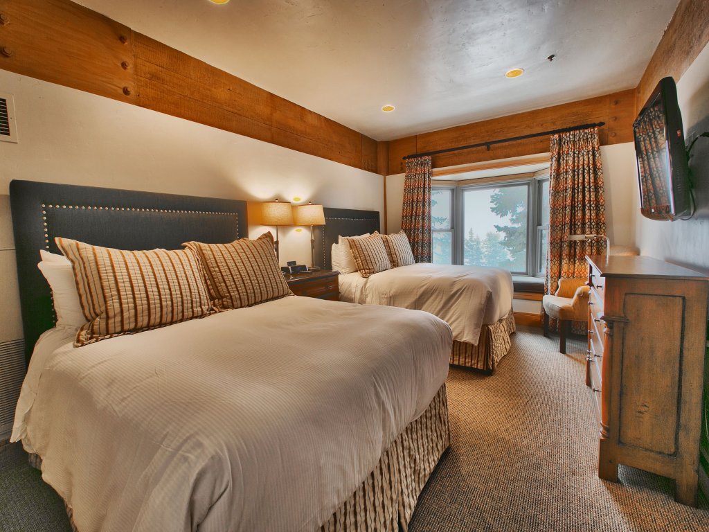 Luxury Four Bedroom Townhouse Vacation Rental in Park City - RedAwning