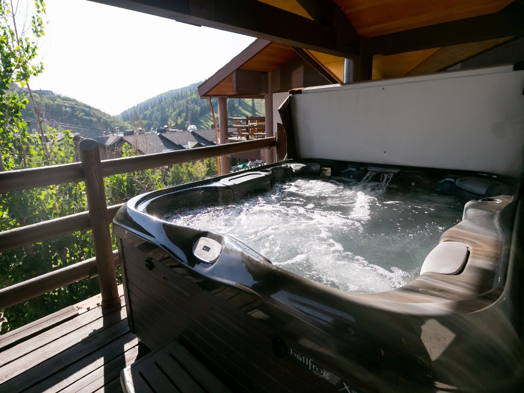One Bedroom Townhouse with Hot Tub Vacation Rental in Park City - RedAwning
