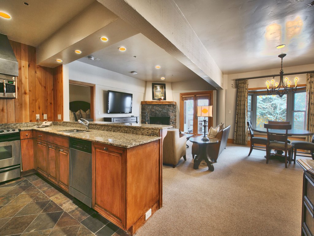 Luxury Two Bedroom Suite with Hot Tub Vacation Rental in Park City - RedAwning