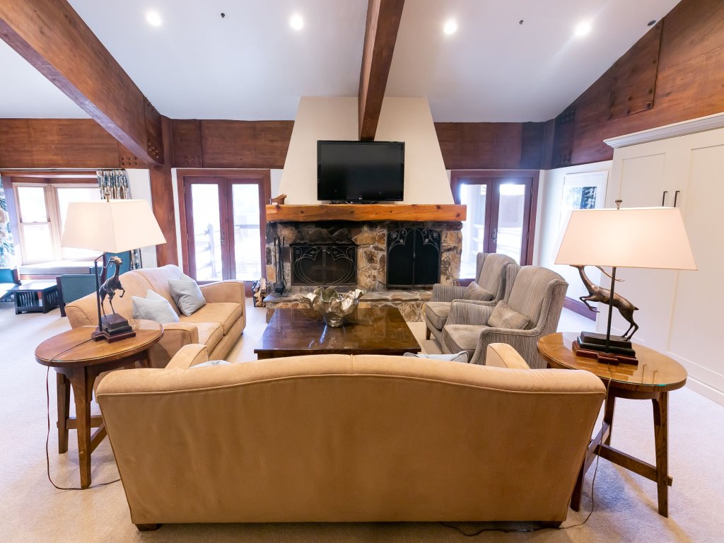 Luxury Four Bedroom Multi-Level Townhouse Vacation Rental in Park City - RedAwning