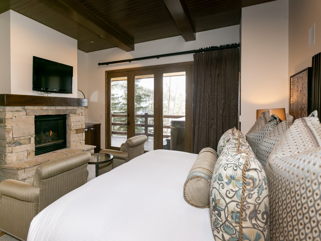 Premium Luxury Three Bedroom Suite with Hot Tub Vacation Rental in Park City - RedAwning