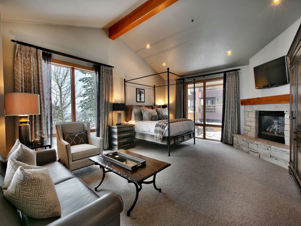 Premium Luxury Three Bedroom Suite with Two Hot Tubs Vacation Rental in Park City - RedAwning
