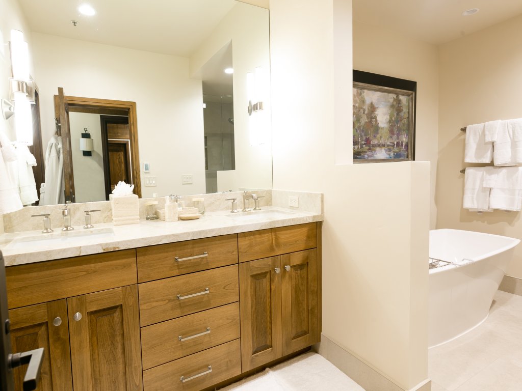 Deluxe King Room with Deck Vacation Rental in Park City - RedAwning