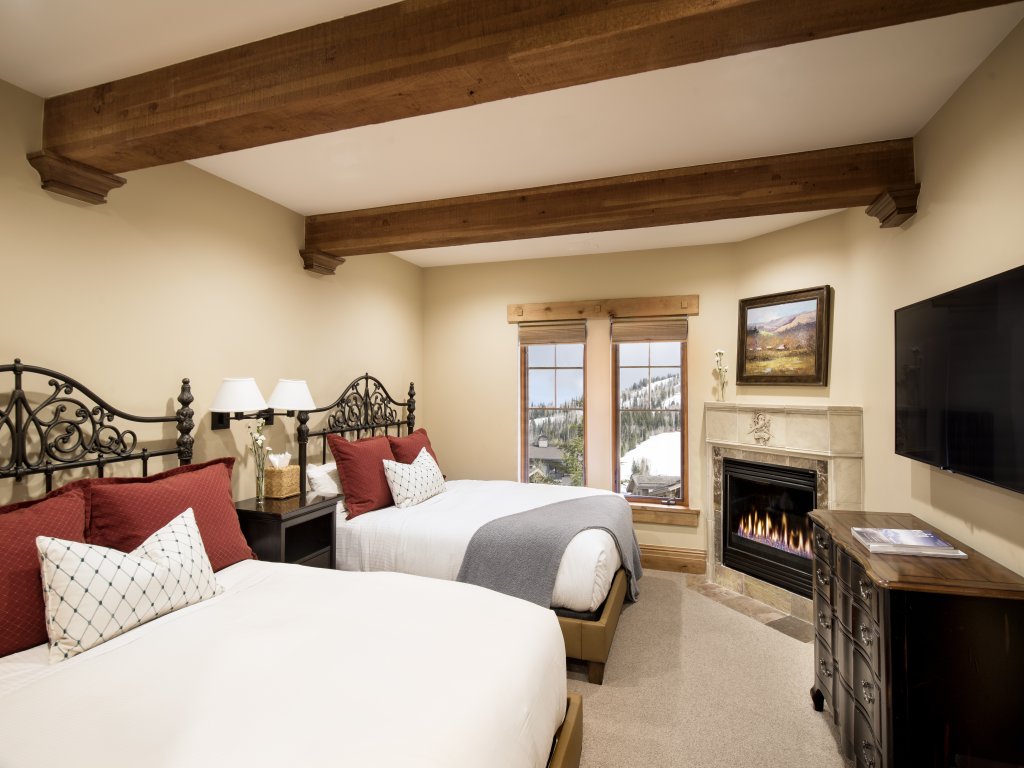 Hotel 2 Queen Vacation Rental in Park City - RedAwning