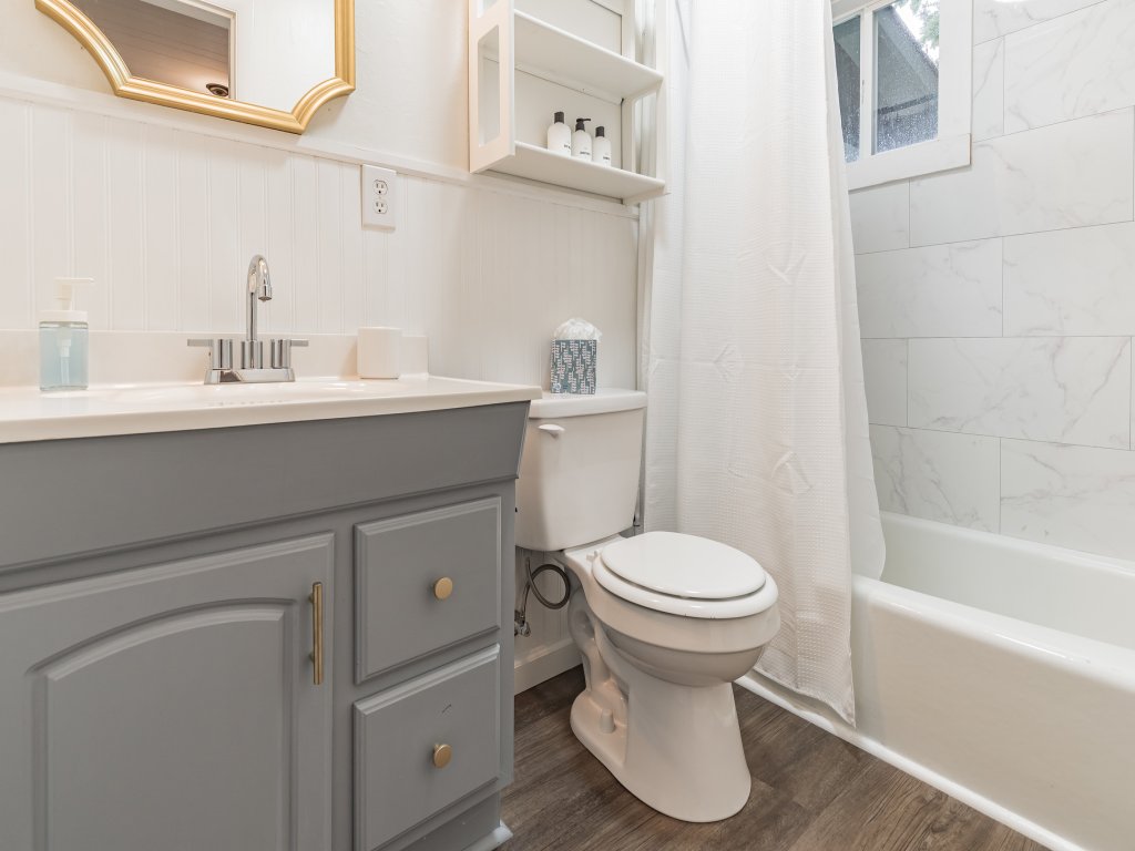 Modern Pet Friendly Cabin in Waynesville- Blue Ridge Lookout Vacation Rental in Waynesville - RedAwning