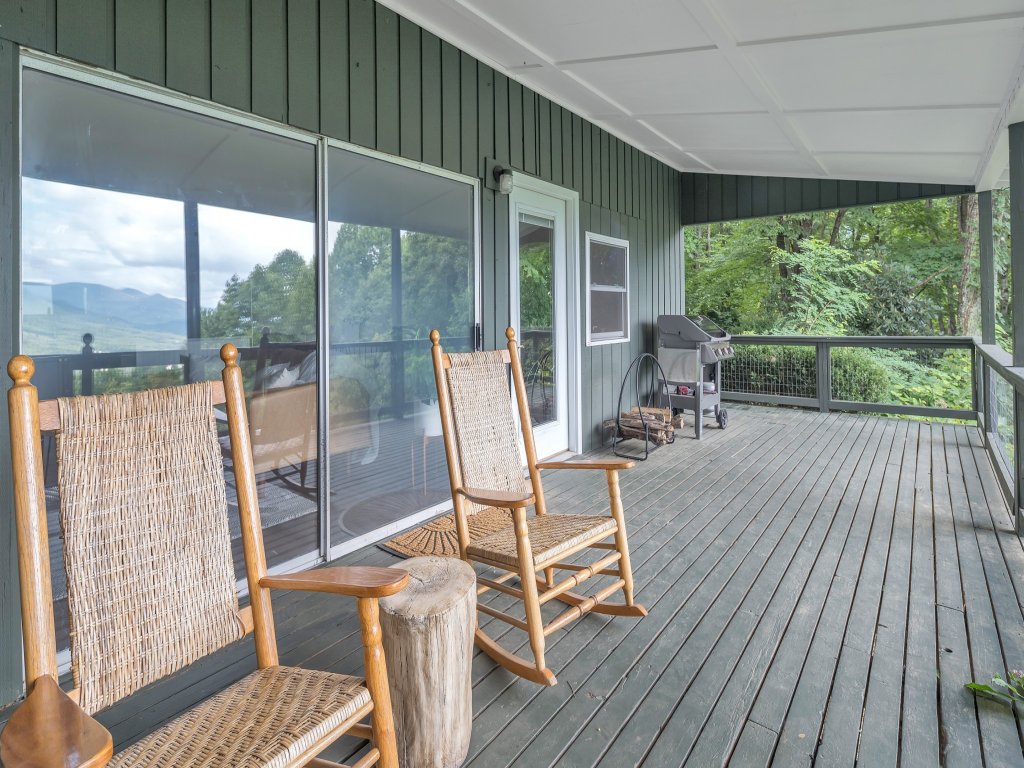 Modern Pet Friendly Cabin in Waynesville- Blue Ridge Lookout Vacation Rental in Waynesville - RedAwning