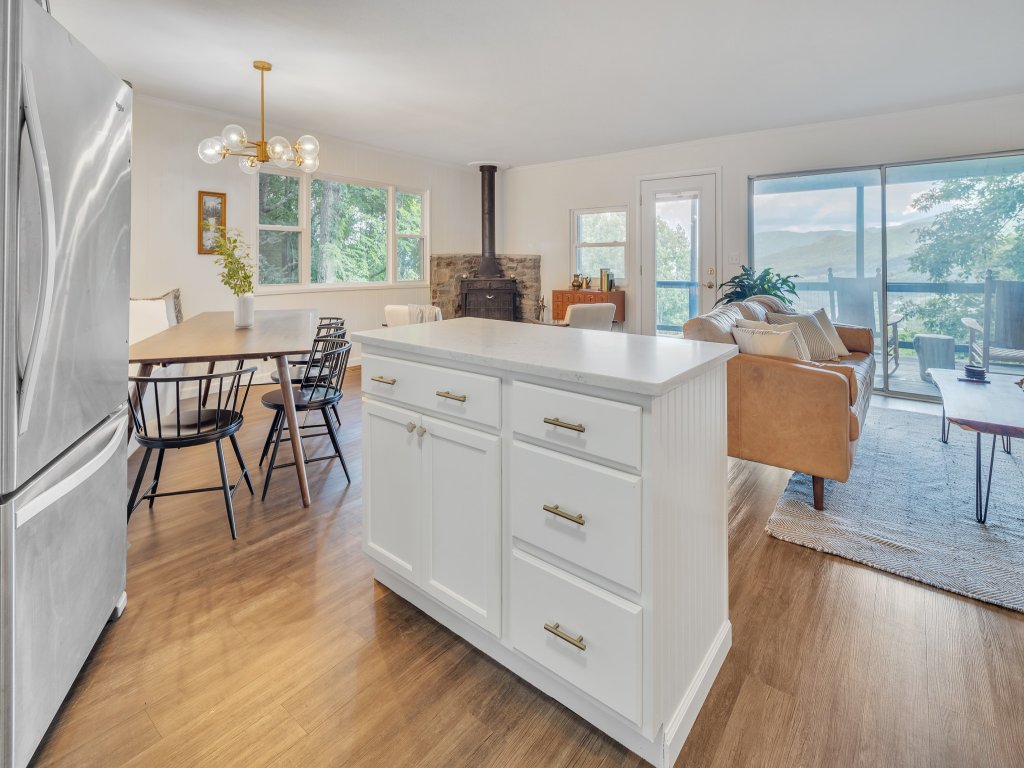 Modern Pet Friendly Cabin in Waynesville- Blue Ridge Lookout Vacation Rental in Waynesville - RedAwning