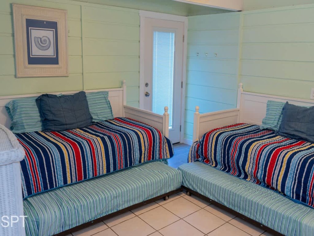 Throwback Vibes  "Near Beach "Great Deck Vacation Rental in South Padre Island - RedAwning
