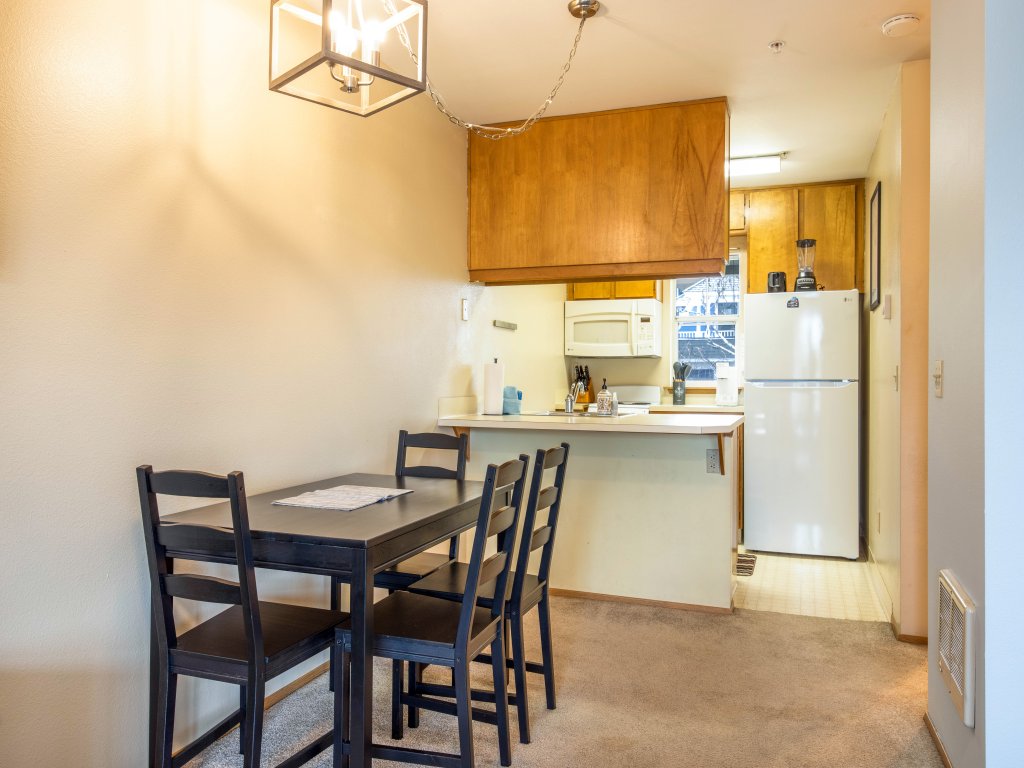 04 Lodge Vacation Rental in Hood River - RedAwning