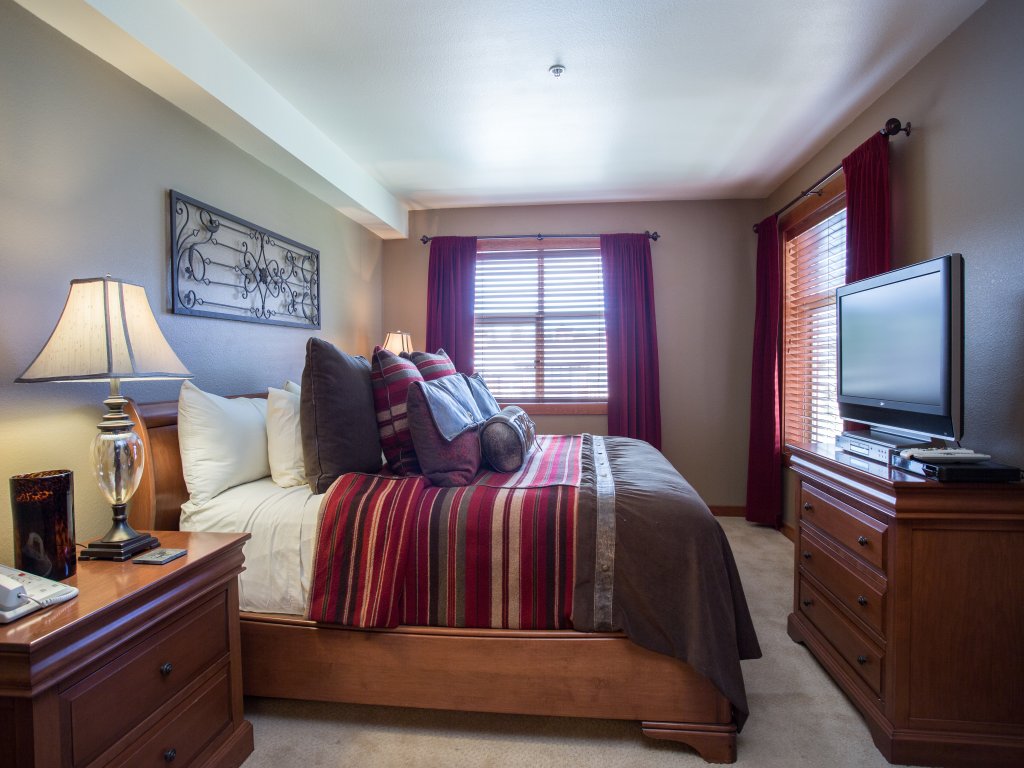 3409 - Two Bedroom  Deluxe Powderhorn Lodge Vacation Rental in Solitude - RedAwning