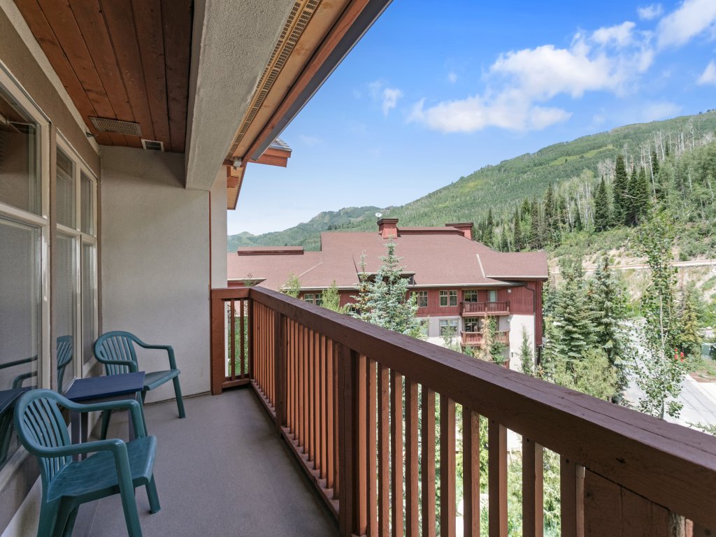 3506 - One Bedroom + Den Standard Powderhorn Lodge Vacation Rental in Solitude - RedAwning