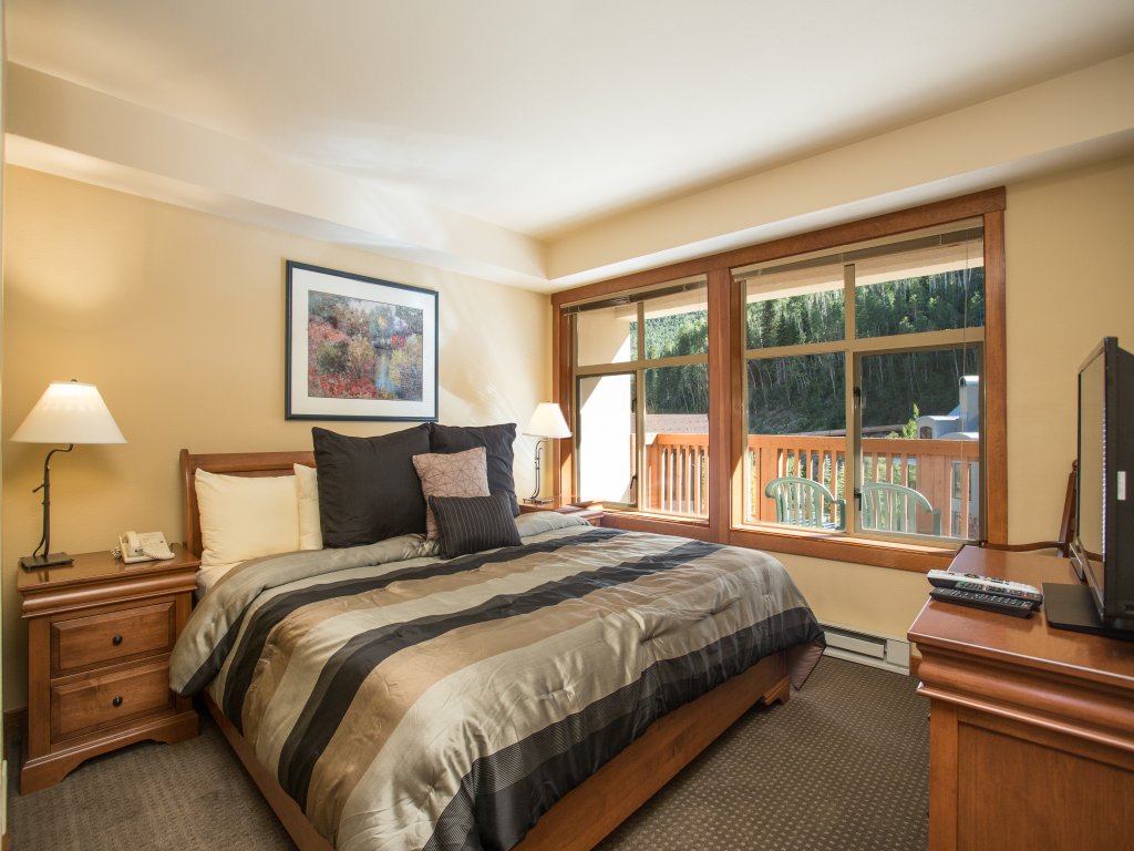 3506 - One Bedroom + Den Standard Powderhorn Lodge Vacation Rental in Solitude - RedAwning