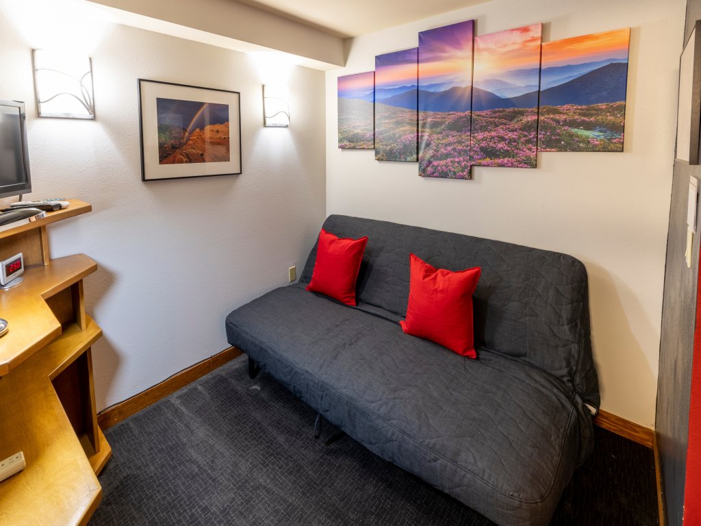 3402 - One Bedroom Deluxe - Powderhorn Lodge Vacation Rental in Solitude - RedAwning