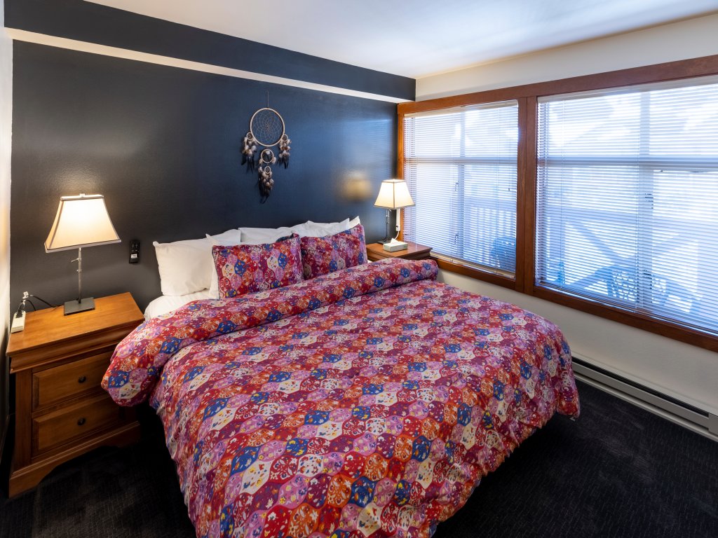 3402 - One Bedroom Deluxe - Powderhorn Lodge Vacation Rental in Solitude - RedAwning