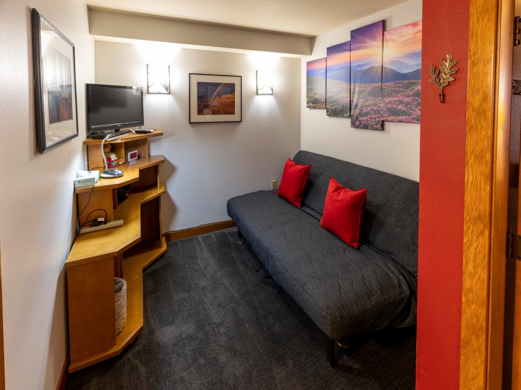 3402 - One Bedroom Deluxe - Powderhorn Lodge Vacation Rental in Solitude - RedAwning