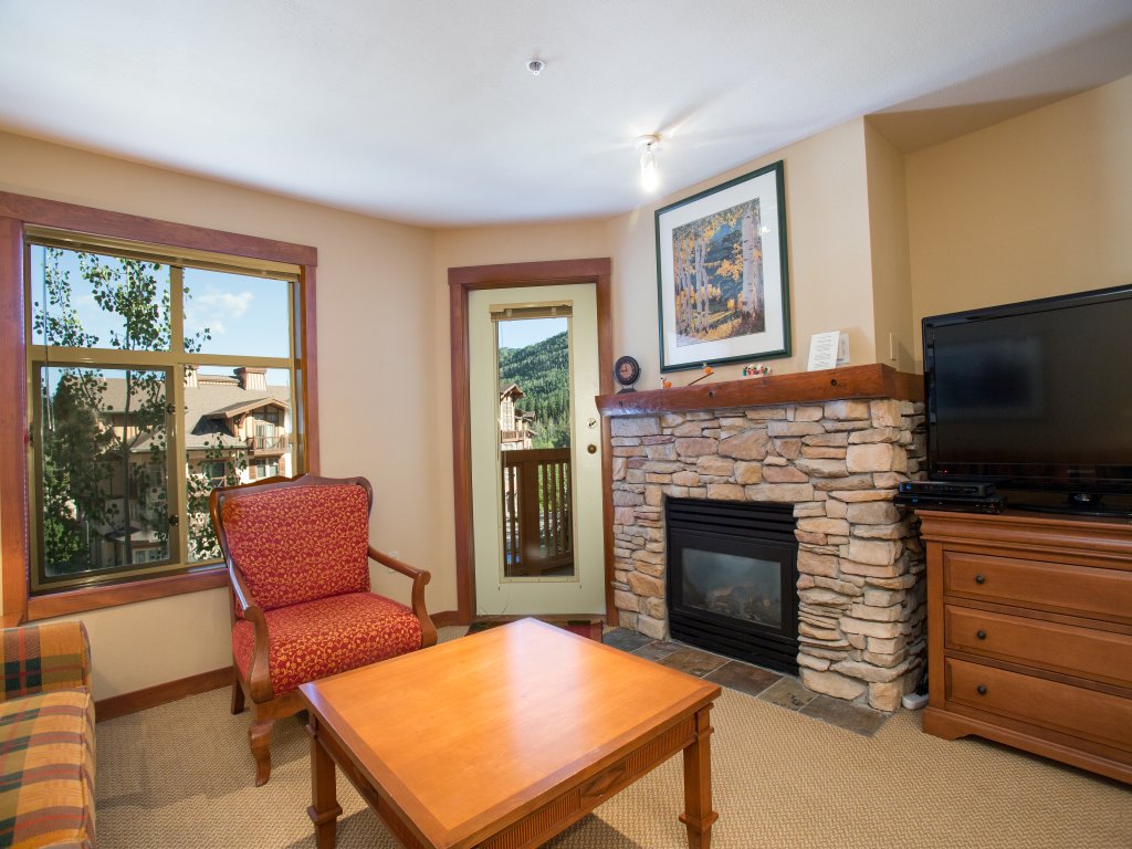 3313 - One Bedroom + Den Standard Powderhorn Lodge Vacation Rental in Solitude - RedAwning