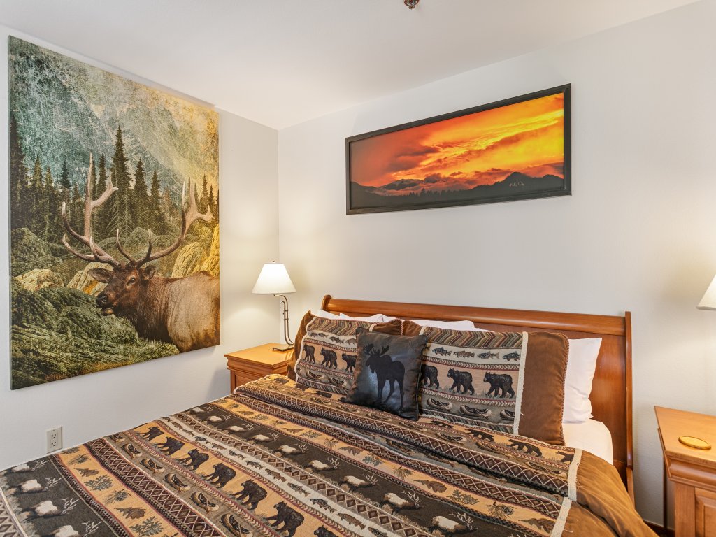 3220 - Two Bedroom Deluxe Powderhorn Lodge Vacation Rental in Solitude - RedAwning