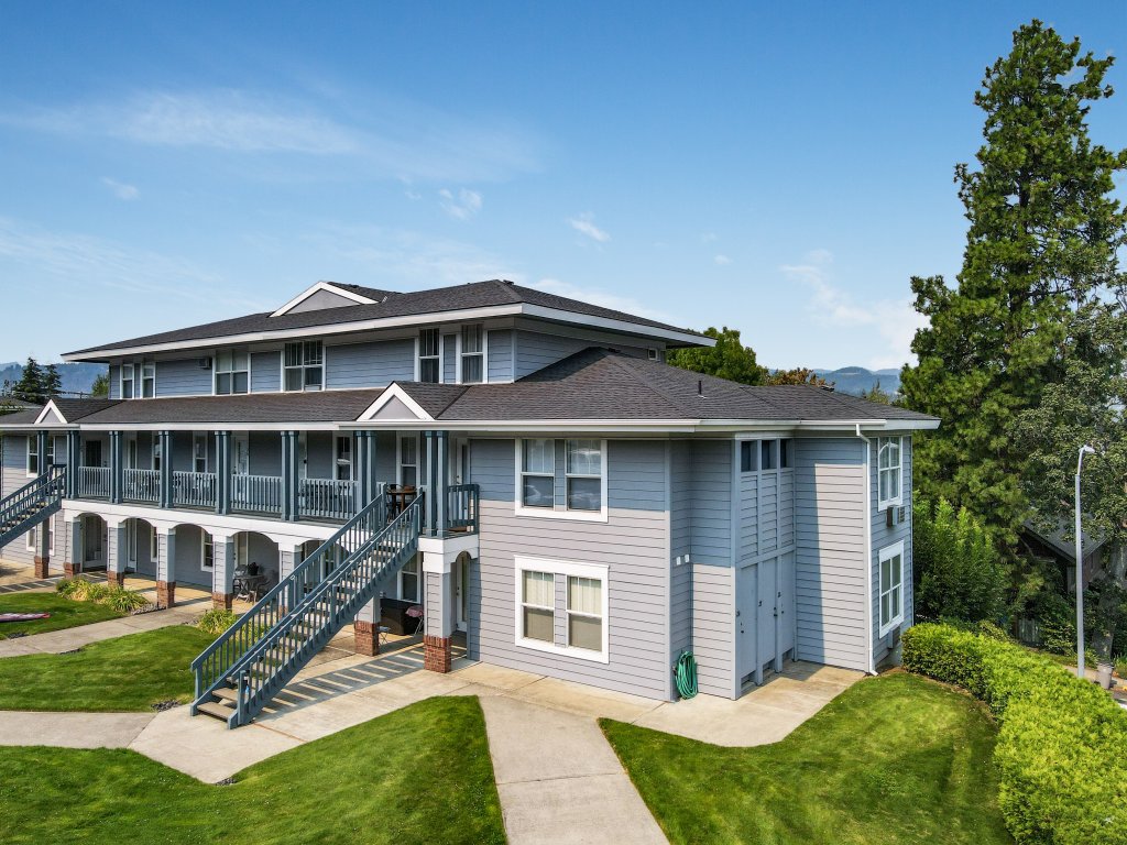 28 Lodge Vacation Rental in Hood River - RedAwning