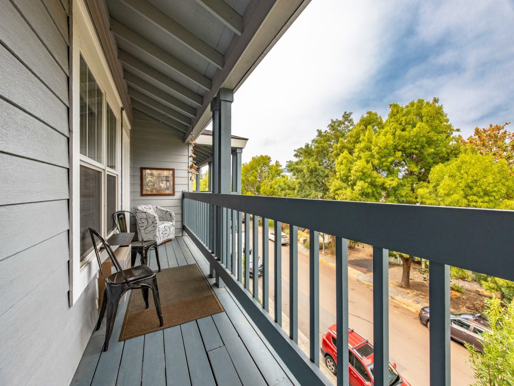 28 Lodge Vacation Rental in Hood River - RedAwning