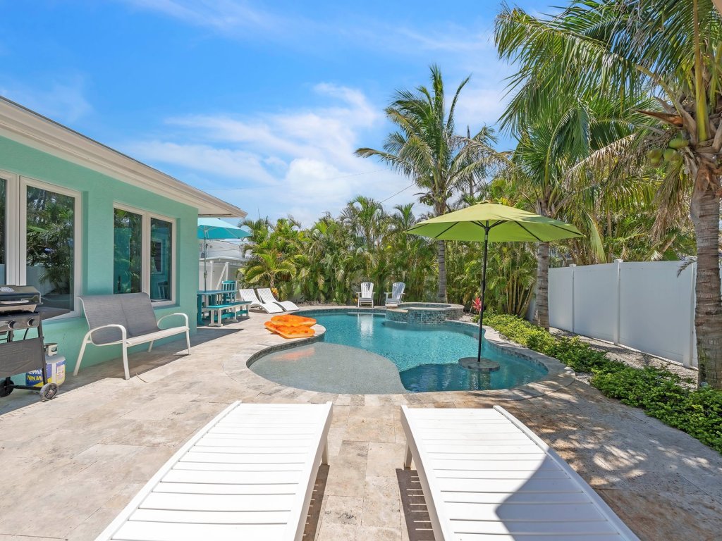 Lazy Pelican Vacation Rental in Holmes Beach - RedAwning