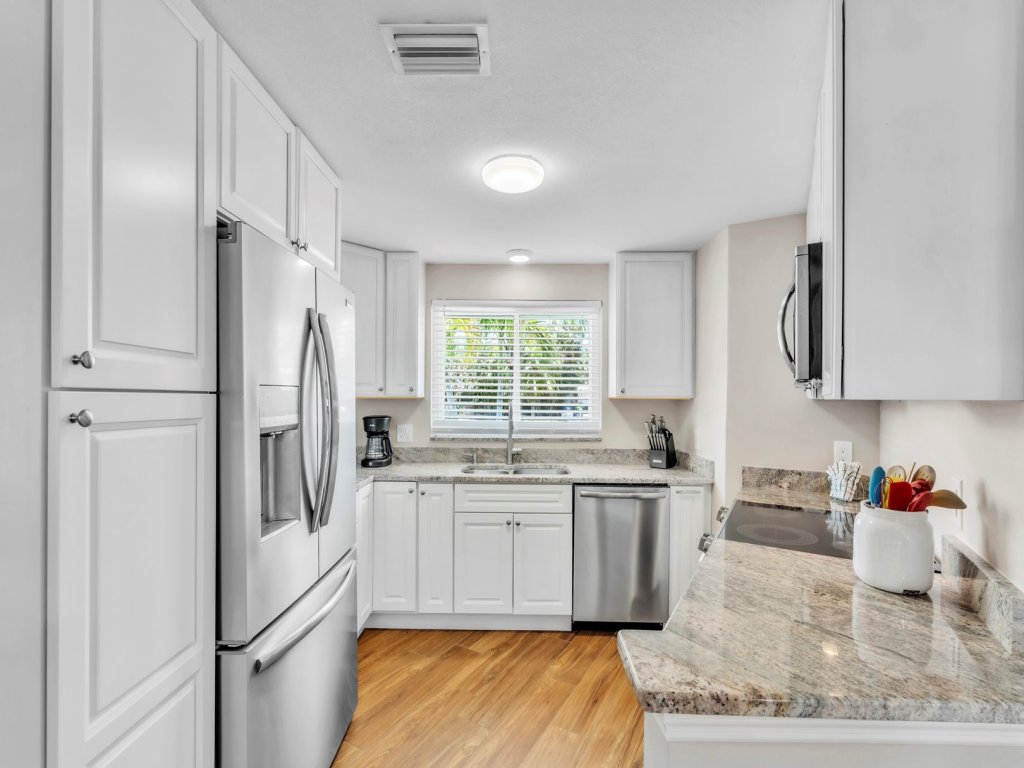Lazy Pelican Vacation Rental in Holmes Beach - RedAwning