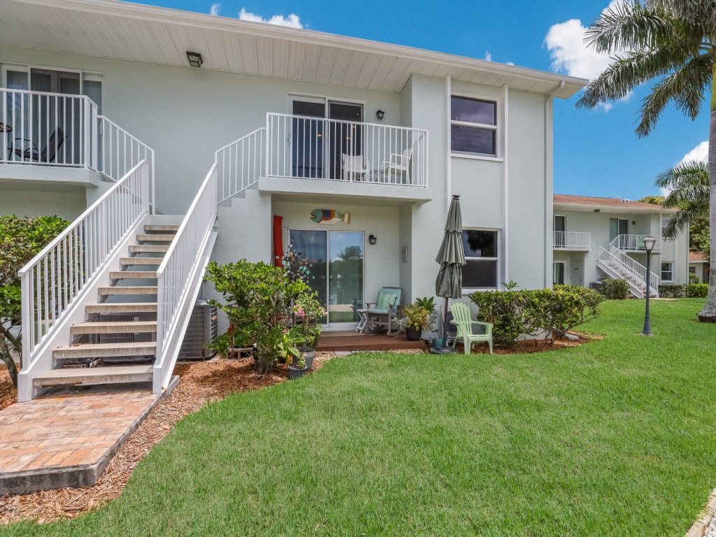 Coconut Bayou Vacation Rental in Anna Maria - RedAwning