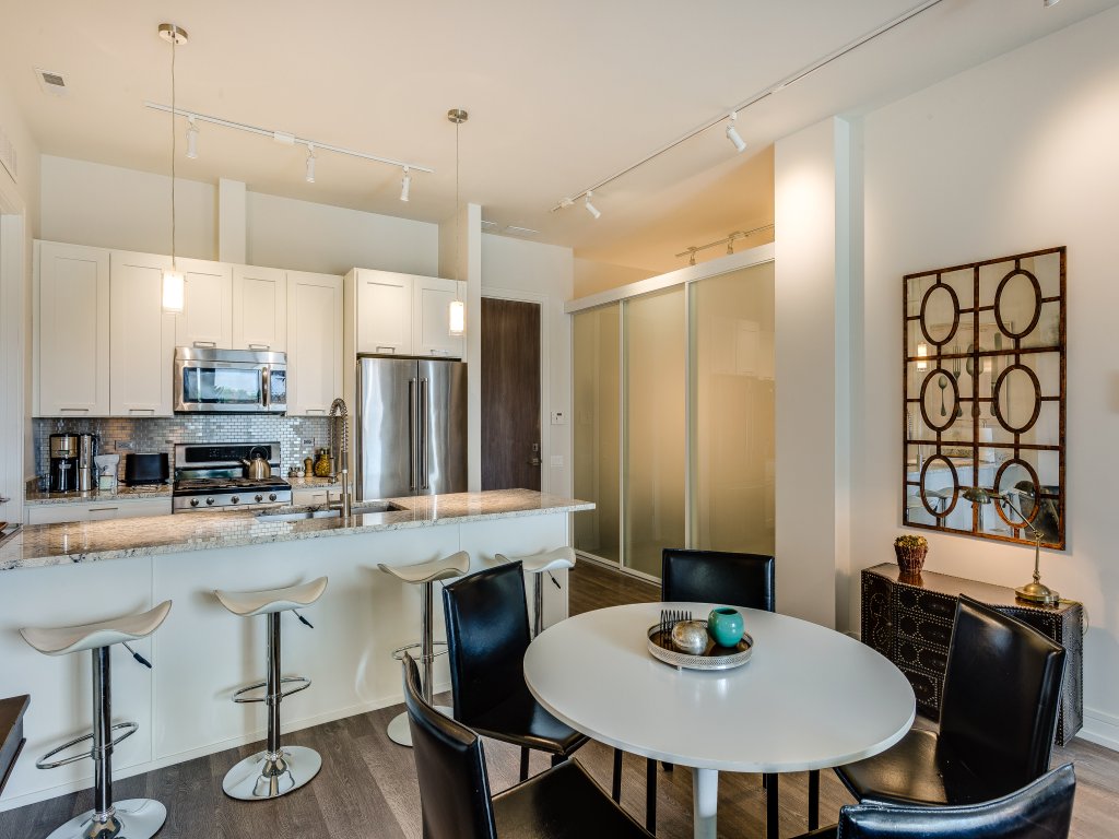 Designer 3BR with Balcony & Elevator on Clark! Vacation Rental in Chicago - RedAwning