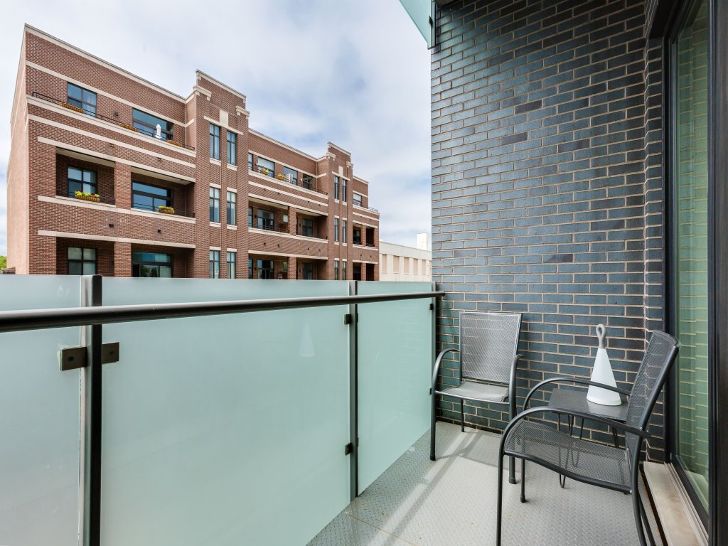 Designer 3BR with Balcony & Elevator on Clark! Vacation Rental in Chicago - RedAwning