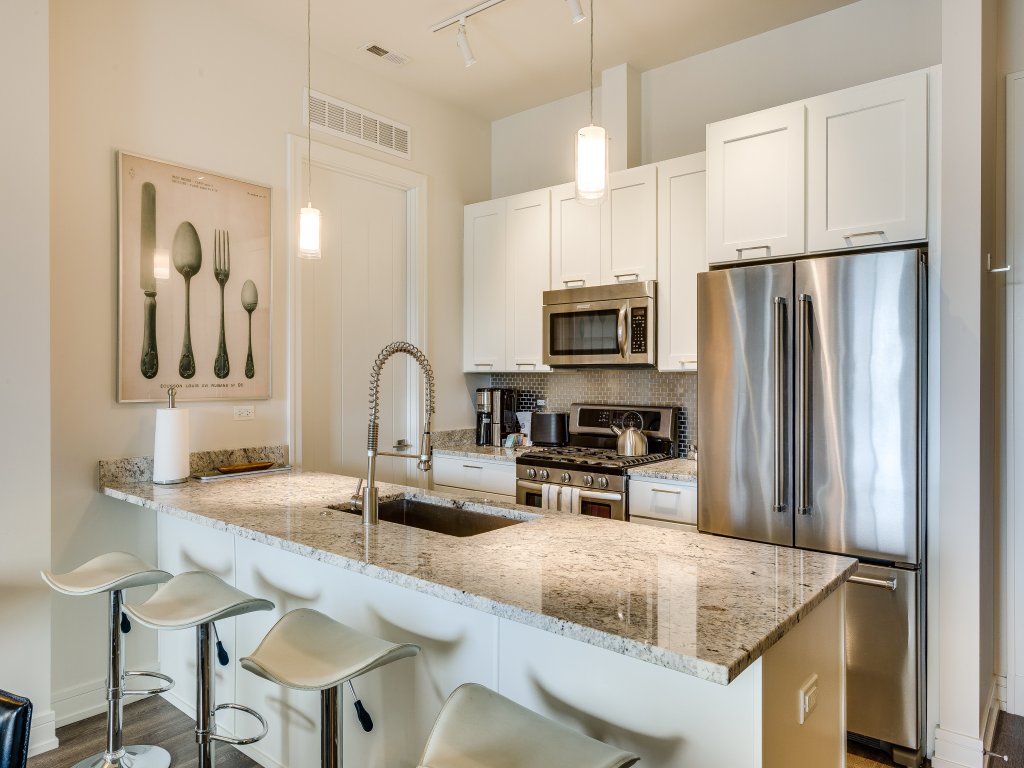 Designer 3BR with Balcony & Elevator on Clark! Vacation Rental in Chicago - RedAwning