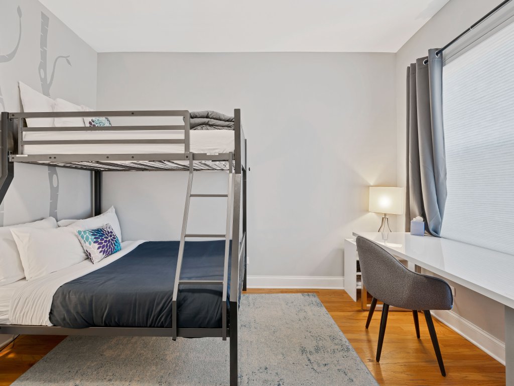 Can't beat this 2min walk to Wrigley! Vacation Rental in Chicago - RedAwning