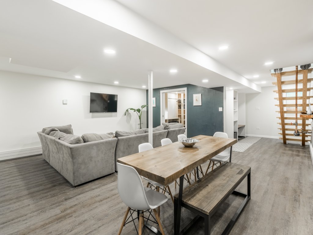Walk to IL Medical District 1 Bed w/Parking & W/D Vacation Rental in Chicago - RedAwning