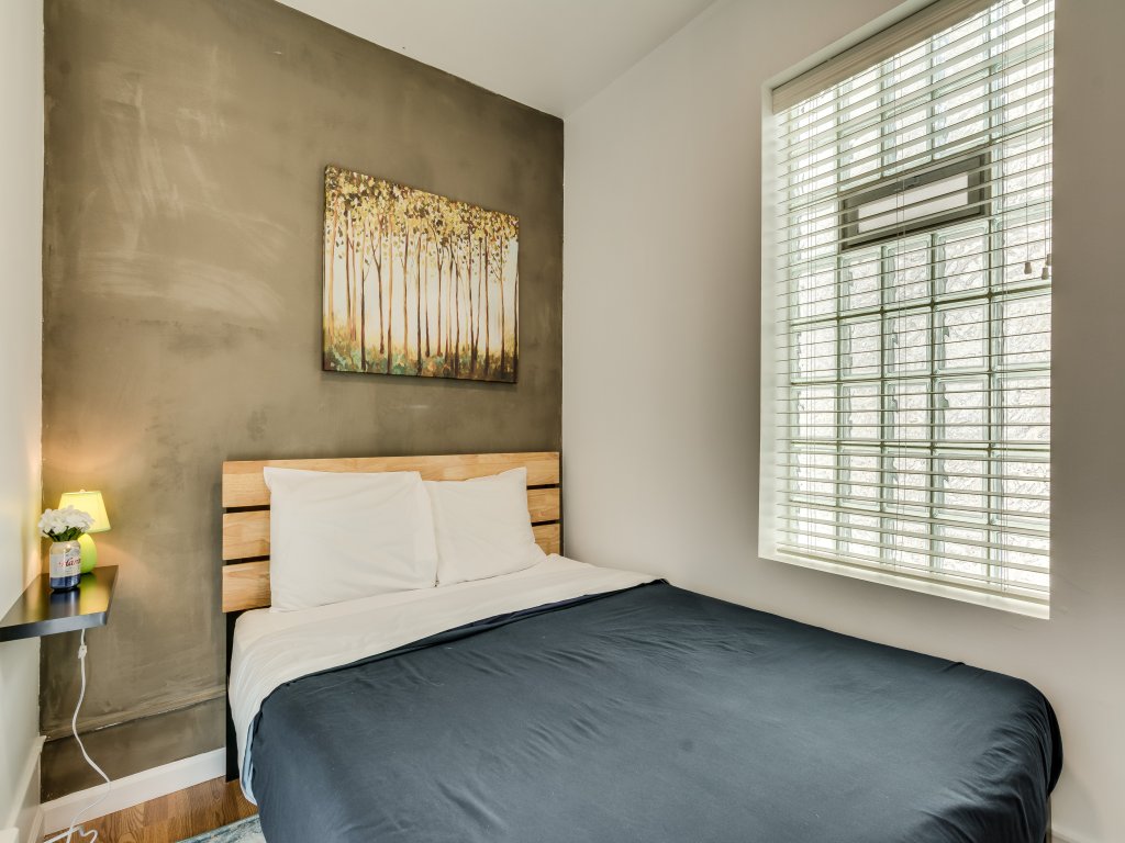 2 Bedroom Apartment in West Town Vacation Rental in Chicago - RedAwning