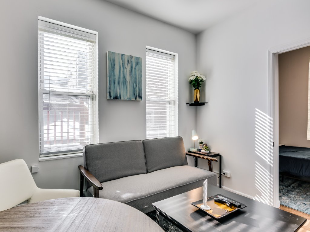 2 Bedroom Apartment in West Town Vacation Rental in Chicago - RedAwning