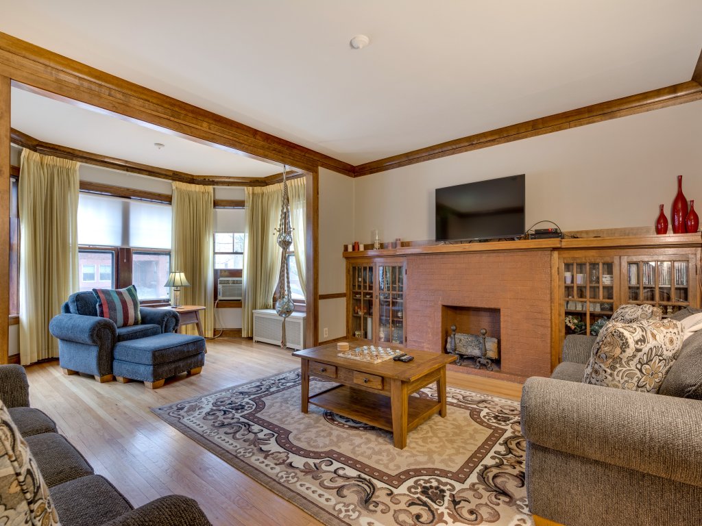 Beautiful Three Bedroom Apartment near Loyola Vacation Rental in Chicago - RedAwning