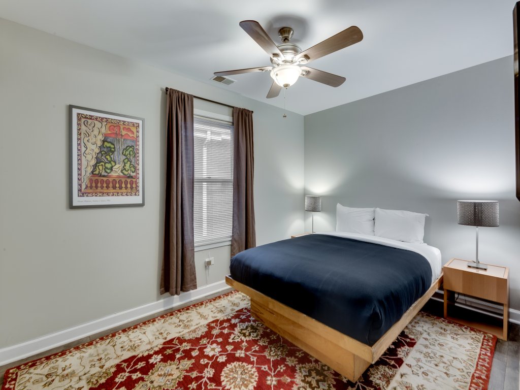 Bright 3 bed w/ laundry & parking 8min downtown Vacation Rental in Chicago - RedAwning