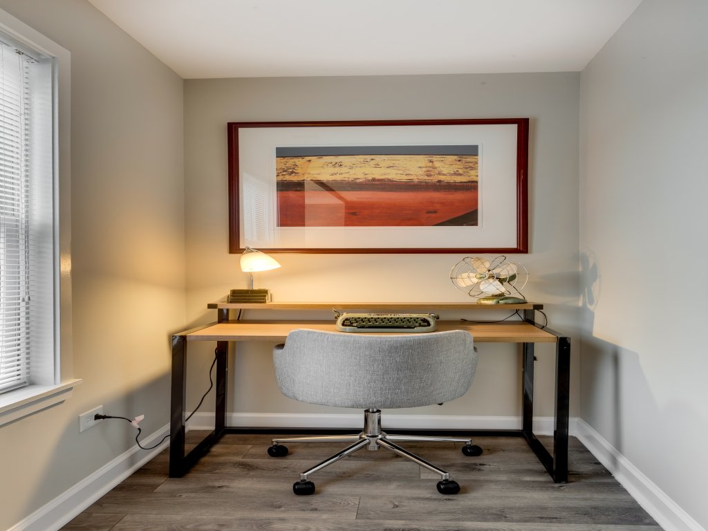 Bright 3 bed w/ laundry & parking 8min downtown Vacation Rental in Chicago - RedAwning