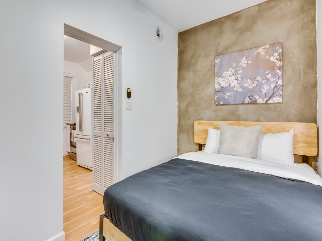 Cozy 2BR West Town Apt, Ideal for Mid-Term Stays Vacation Rental in Chicago - RedAwning