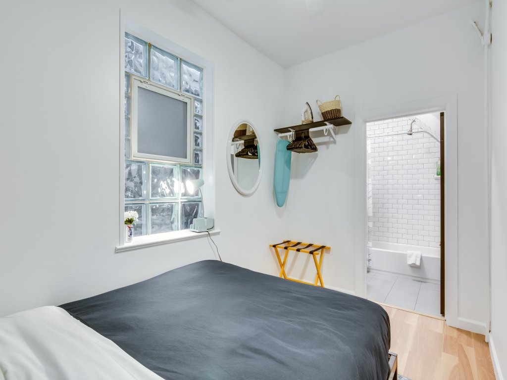Cozy 2BR West Town Apt, Ideal for Mid-Term Stays Vacation Rental in Chicago - RedAwning