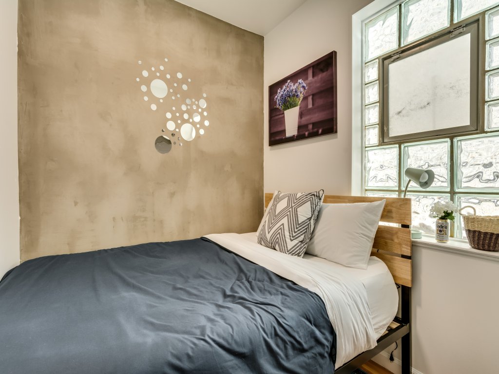 Cozy 2BR West Town Apt, Ideal for Mid-Term Stays Vacation Rental in Chicago - RedAwning