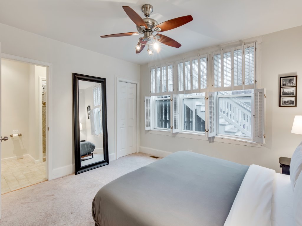Bright 3 Bed River West Condo, Steps to Blue Line Vacation Rental in Chicago - RedAwning