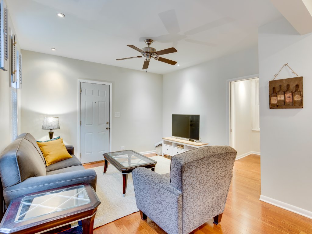 Bright 3 Bed River West Condo, Steps to Blue Line Vacation Rental in Chicago - RedAwning