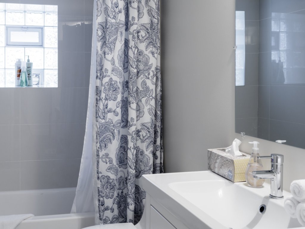 Stylish & Modern 2 Bedroom Lincoln Square Condo Vacation Rental in Chicago - RedAwning