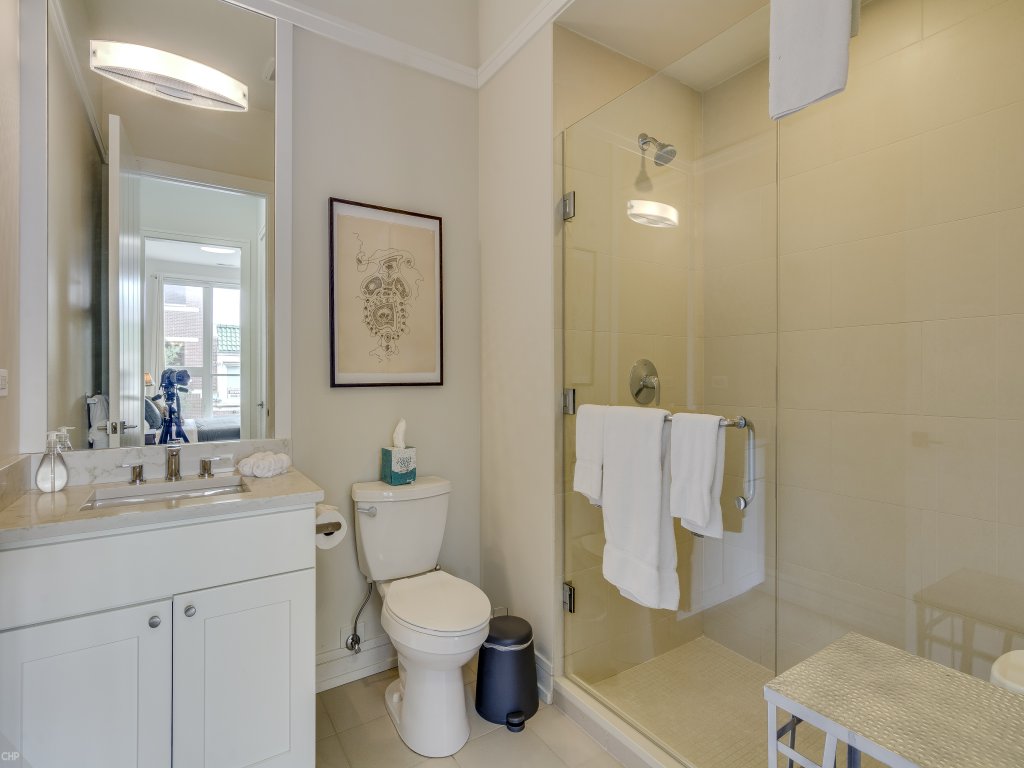6 Bedrooms in Beautiful Sheridan Park! Vacation Rental in Chicago - RedAwning
