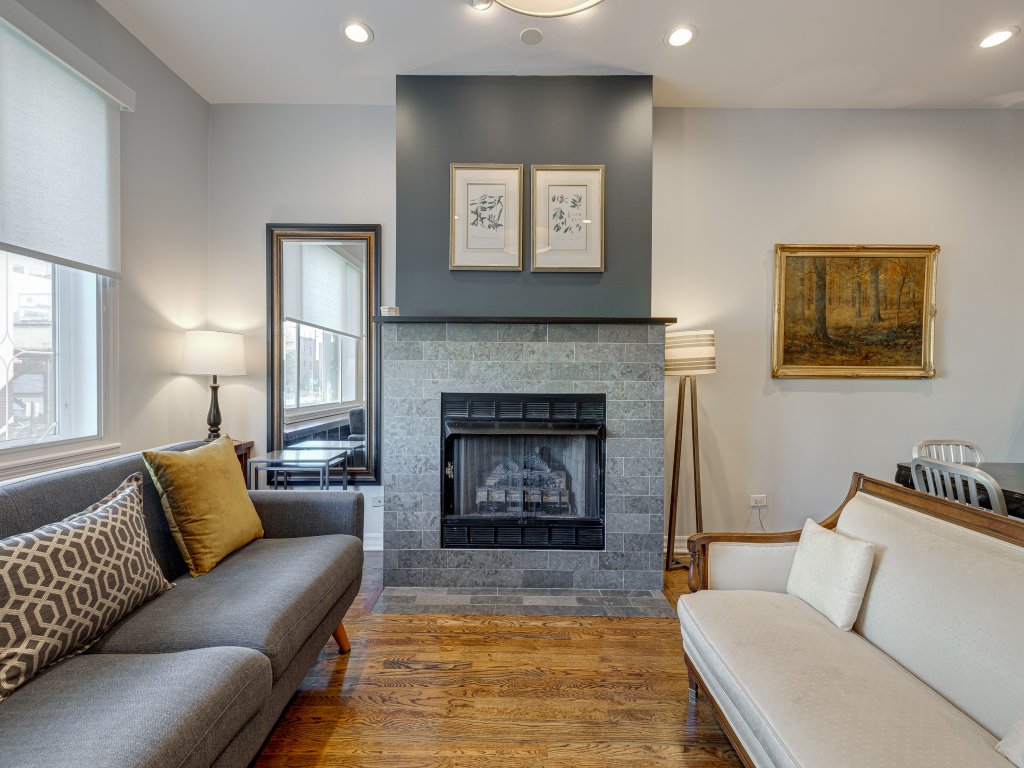 Spacious & Elegant Old Town Duplex Vacation Rental in Chicago - RedAwning